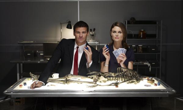 Bild 1 von 9: (3. Staffel) - Booth (David Boreanaz, l.); Dr. Brennan (Emily Deschanel, r.)