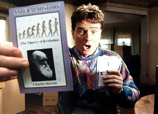Bild 1 von 1: Im Bild: Hal (Bryan Cranston) versucht einem seiner Söhne die Evolutionstheorie mit Hilfe von Lehrkarten nahezubringen.