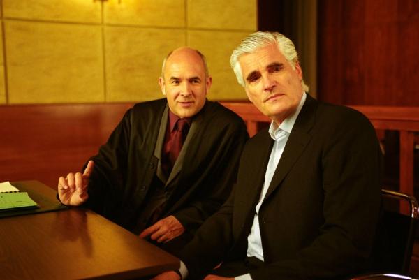Bild 1 von 18: Rechtsanwalt Bogner (Klaus Schindler, l.) vertritt Franz Rudelius (Sky du Mont, r.) vor Gericht. Der Opernsänger möchte den Roman seiner Ex-Frau verbieten lassen ...