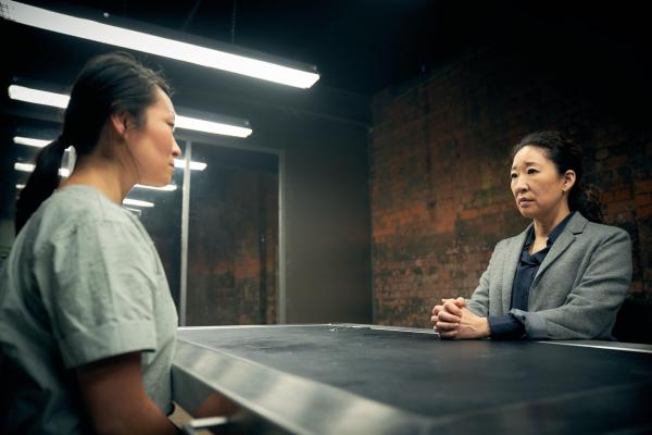 Bild 1 von 6: Geist (Jung Sun den Hollander, l.); Eve Polastri (Sandra Oh, r.)