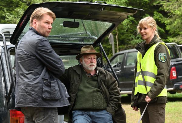 Bild 1 von 13: Die Försterin Saskia Bergelt (Teresa Weißbach, r.) und ihr Vater Georg Bergelt (Andreas Schmidt-Schaller, M.) unterstützen Hauptkommissar Robert Winkler (Kai Scheve, l.) bei der Suchaktion nach dem vermissten Mädchen.
