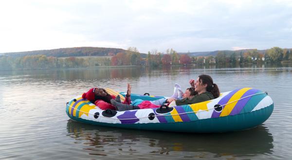 Bild 1 von 3: Jo (Jobel Mokonzi), Tim (Paul Lux), Sara (Victoria Findlay) im Schlauchboot.