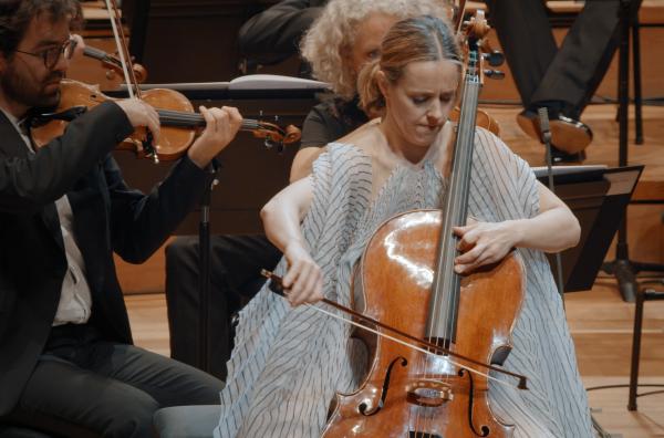 Bild 1 von 9: Intensiver Dialog mit Tiefgang, Farbe und Ausdruckskraft: Die hochkarätige Cellistin Sol Gabetta verschmilzt mit dem Orchester und liefert eine bewegende Interpretation.