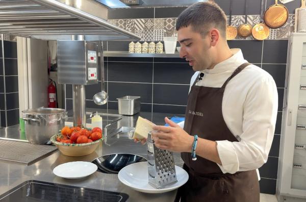 Bild 1 von 2: Küchenchef Fabrizio Muroccu bereitet das Traditionsgericht Pane Frattau auf seinem Familienhof zu.