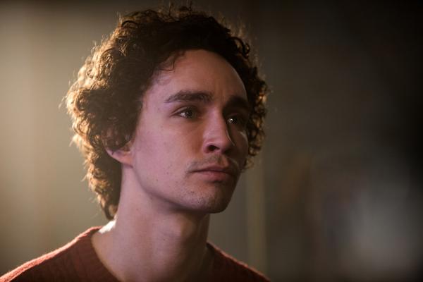 Bild 1 von 14: Bei einem Einbruch in eine Villa macht Sean (Robert Sheehan) eine unglaubliche Entdeckung.