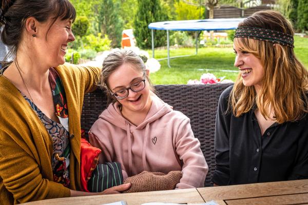 Bild 1 von 6: Donna Mohrbutter (Malena Focht, M.) ist begeistert von Catharina Knuths (Victoria Schulz, r.) kleinem Sohn Sam. Auch ihre Mutter Saskia (Zora Thiessen, l.) lässt sich von Donnas Freude anstecken.