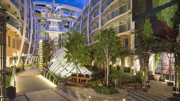 Bild 1 von 4: Die Harmony Of The Seas ist im wahrsten Sinne des Wortes eine schwimmende Stadt mit Geschäften, Boulevards, Kneipen und Restaurants. Darüber hinaus gibt es eine Freiluftzone, genannt \
