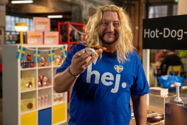 Bild 1 von 6: Ein Hot Dog für zwei Euro - wie  IKEA Fast Food zu so günstigen Preisen verkaufen kann, verrät Sebastian Lege.
