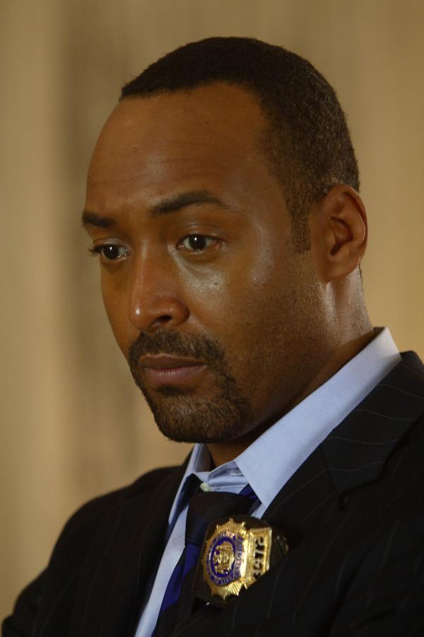 Bild 1 von 2: Jesse L. Martin as Detective Ed Green -- NBC