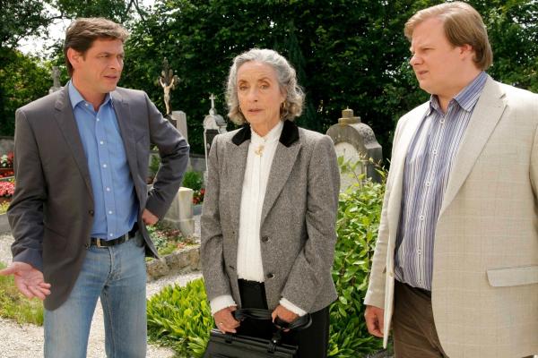Bild 1 von 3: Die Kommissare Lind (Tom Mikulla, l.) und Hartl (Michael A. Grimm, r.) vernehmen Johanna Erler (Ingrid Resch, M.).