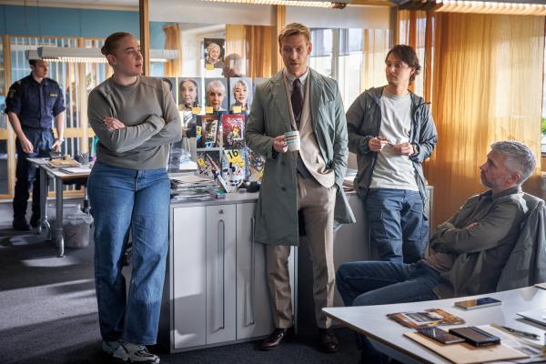 Bild 1 von 7: Alexander (Nicolai Cleve Broch, r.) und Welpe (Julius Fleischanderl, 2.v.r.) sowie ihre neue Kollegin Emma (Camila Bejarano Wahlgren) ermitteln zum rätselhaften Tod einer Krimiautorin. Pär (Anton Lundqvist, M.) wirkt als Vertreter der Staatsanwaltschaft mit.