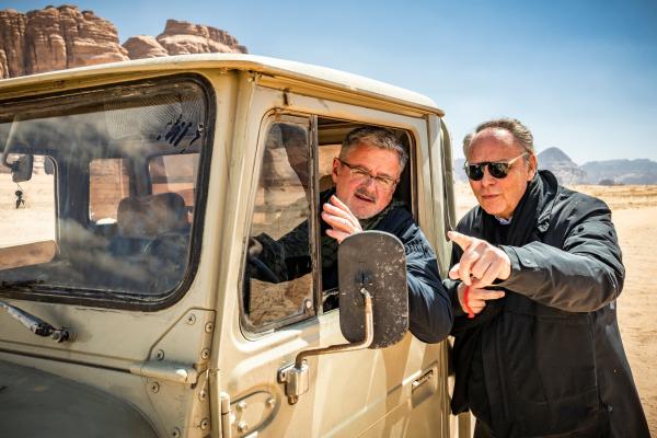 Bild 1 von 15: Regisseur Gero von Boehm (r.) gibt Christopher Clark (l.) letzte Instruktionen vor dem Dreh.