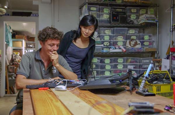 Bild 1 von 5: Corentin de Chatelperron nimmt seine Fahrt nach Taiwan auf, einem der weltweit größten Produktionszentren für elektronische Waren.
