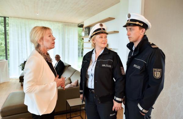 Bild 1 von 3: Im Bild: Marianne Genzgen (Barbara Magdalena Ahren, l.) sieht ungern die Ermittler Nele (Floriane Daniel, M.) und Pirmin (Simon Werdelis, r.) auf ihrem Charity-Empfang.