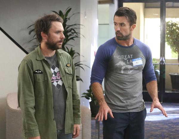 Bild 1 von 8: Charlie Kelly (Charlie Day, l.); Mac (Rob McElhenney, r.)