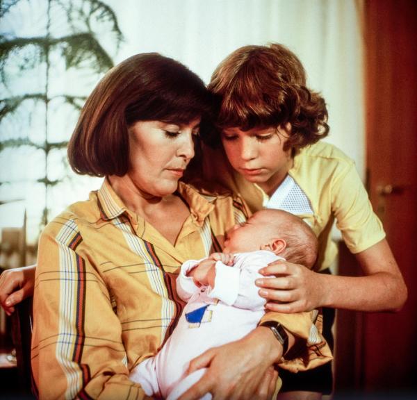 Bild 1 von 3: Im Bild: Thekla Carola Wied (Angi), Timmo Niesner (Markus).