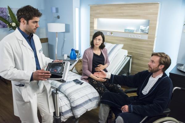 Bild 1 von 6: (v.l.n.r.) Dr. Niklas Ahrend (Roy Peter Link); Nina Gehrau (Leni Wesselman); Thorsten Gehrau (Hugo Grimm)