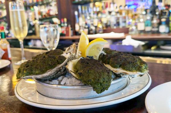 Bild 1 von 2: Ein französisch-kreolischer Klassiker aus Louisiana: Austern nach Rockefeller Art