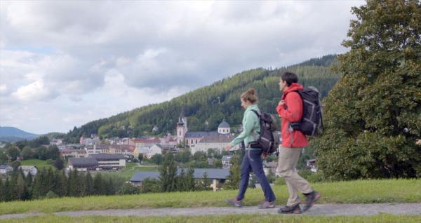Bild 1 von 1: Von sanften Almwegen bis zu hochalpinen Klettersteigen verbindet ein Weitwanderweg atemberaubende Natur mit Geschichte und gelebter Tradition. Auf 290 Kilometern und 15 Etappen zeigt sich die ganze Vielfalt der Region. Unterwegs taucht man in die Welt Erzherzog Johanns ein und spürt den Geist der habsburgischen Donaumonarchie. Jeder Schritt der Wanderung zeigt die Schönheit, Kultur und Ursprünglichkeit der Hochsteiermark aus einer neuen Perspektive. Im Bild: Wanderer, Mariazell.