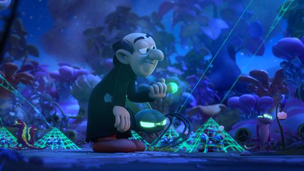 Bild 1 von 1: Mit dem Talismann hält Gargamel die Macht über die Monsterspinne und die gesamte Tierwelt in den Händen.© KiKA/Peyo Productions, Dupuis Édition & Audiovisuell - Honorarfreie Verwendung gemäß AGB im redaktionellen Zusammenhang mit genannter Sendung bei Nennung \