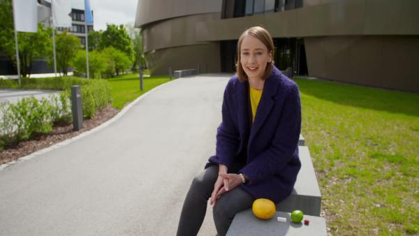 Bild 1 von 8: Dr. Sibylle Anderl erklärt vor dem ESO Supernova Planetarium die Größenverhältnisse im Universum.