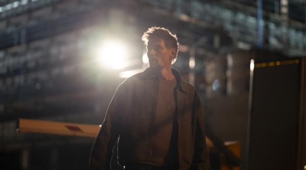 Bild 1 von 26: Der Bauunternehmer Rick Spoery (Helgi Schmid) wird nachts auf der Baustelle verfolgt.