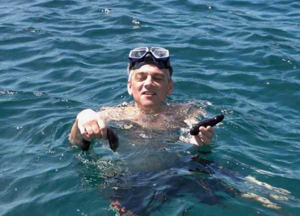 Bild 1 von 3: Moderator Roland Luder taucht nach Seegurken.