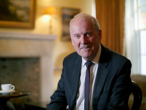 Bild 1 von 5: Im Bild: Der englische Schriftsteller, Rundfunksprecher und Schauspieler Gyles Brandreth hat bereits mehrere Bücher über die britische Königsfamilie veröffentlicht.