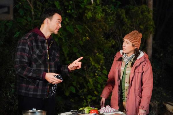 Bild 1 von 12: Max (Cheyenne Jackson, l.); Kat (Mayim Bialik, r.)