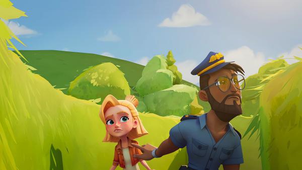 Bild 1 von 2: Ein neugierieger Polizist schleicht über das Anwesen. Sophie folgt ihm.