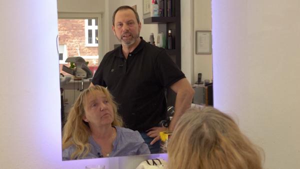 Bild 1 von 3: Eva freut sich heute auf einen schönen Termin, weil ihr Friseur gleichzeitig ihr Freund Gerhard ist, den sie seit vielen Jahren kennt.