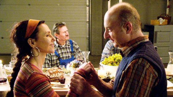 Bild 1 von 14: Im Bild: Selbst Pfarrer Knopf (Michael Schönborn) und die Kellnerin Elisabeth (Susa Juhasz) helfen Thomas bei der Weinlese.