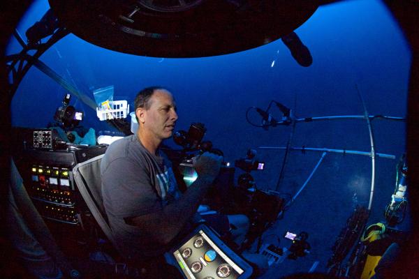 Bild 1 von 7: Dr. Mark Erdmann im Tauchboot auf der Suche nach lebenden Fossilien.
