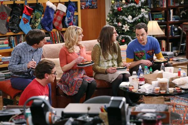 Bild 1 von 32: Ein Weihnachtsfest der besonderen Art wartet auf Bernadette (Melissa Rauch, M.), Howard (Simon Helberg, l.), Amy (Mayim Bialik, 2.v.r.), Sheldon (Jim Parsons, r.) und Leonard (Johnny Galecki, 2.v.l.) ...