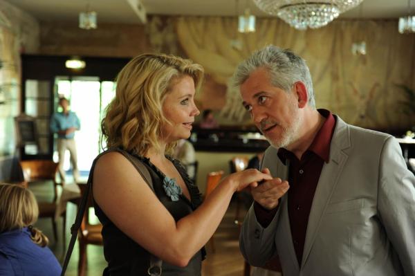 Bild 1 von 12: Noch ahnt Eva (Annette Frier, l.) nicht, dass nicht Paul, sondern sein Vater (Ilja Richter, r.) der Chatpartner ihrer Mutter ist ...