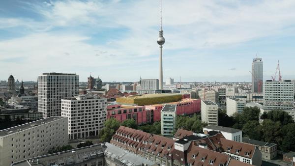 Bild 1 von 7: Im Bild: Rosa Fassade und ein Dach aus Gold. Das ALEXA Shoppingcenter fällt auf in der eher nüchternen Architekturkulisse Berlins.