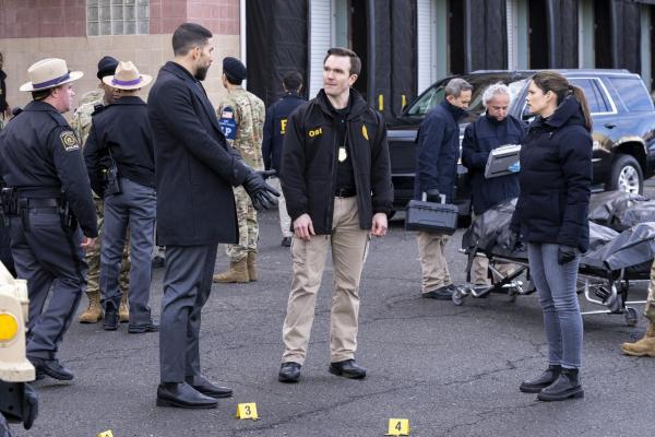Bild 1 von 7: (v.l.n.r.) FBI SA Omar Adom 'OA' Zidan (Zeeko Zaki); Agent Ward (Roger Wayne); FBI Special Agent Maggie Bell (Missy Peregrym)