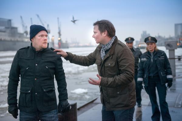 Bild 1 von 10: Haase (Fabian Harloff, vorne r.) und sein Bruder Arthur (Oliver Bröcker, l.) haben sich in die gleiche Frau verliebt. Doch wichtig ist, sie jetzt zu finden, bevor sie einen erneuten Selbstmordversuch unternimmt. Tarik (Serhat Cokgezen, 2.v.r.) und Claudia (Janette Rauch, r.) ermitteln.