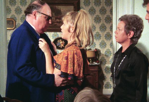 Bild 1 von 1: Unter den Augen von Tante Heidelinde (Ruth Stephan, re.) stellt der tollpatschige Willi (Heinz Erhardt) seine partyfreudige Nichte Biggi (Jutta Speidel) zur Rede.