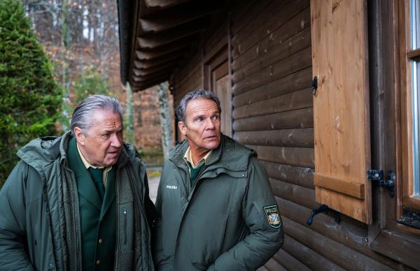 Bild 1 von 5: Hubert (Christian Tramitz, rechts) und Girwidz (Michael Brandner, links) sind irritiert. Niemand scheint hier mit offenen Karten spielen zu wollen?