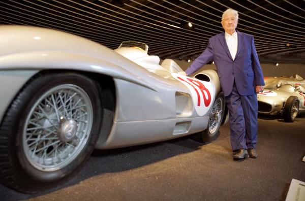 Bild 1 von 10: Der Wagen des ehemaligen Formel-1-Fahrers Hans Herrmann verunglückte 1959 beim Großen Preis von Deutschland auf der AVUS schwer. Doch der Schwabe erlitt wie durch ein Wunder nur leichte Verletzungen.