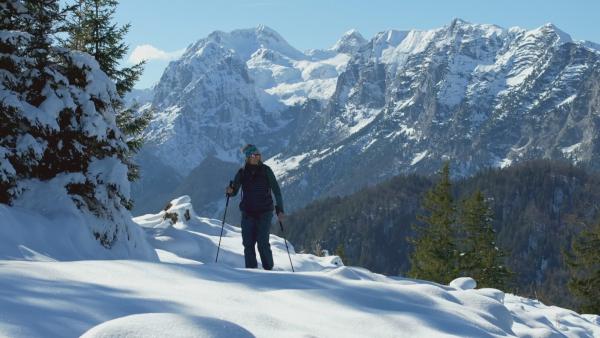 Bild 1 von 4: Nina Schlesener genießt die traumhafte Winterlandschaft nach getaner Arbeit im Stall.