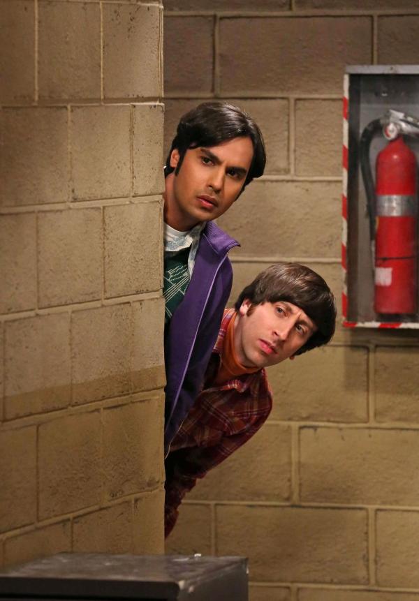 Bild 1 von 8: Howard (Simon Helberg, r.) fällt auf, dass Sheldon jeden Tag zur gleichen Zeit für 20 Minuten verschwindet und nie ein Wort darüber verliert, was er in dieser Zeit macht. So begibt er sich mit Raj (Kunal Nayyar, l.) auf die Verfolgung von Sheldon ..
