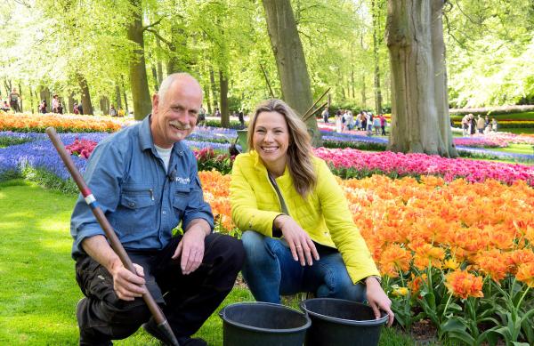 Bild 1 von 1: Moderatorin Andrea Grießmann mit Andre Beijk auf dem Keukenhof