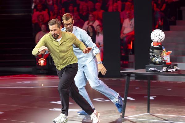 Bild 1 von 10: Klaas Heufer-Umlauf (l.); Joko Winterscheidt (r.)