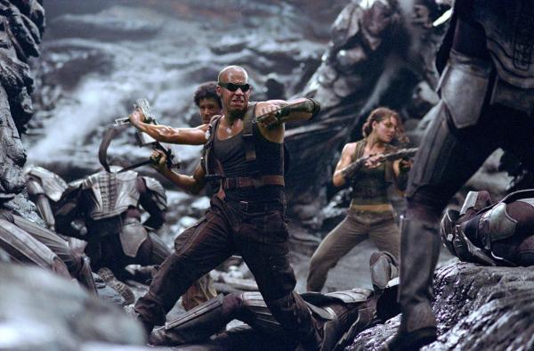 Bild 1 von 19: Auf Crematoria trifft Riddick (Vin Diesel, l.) auf Kyra (Alexa Davalos, r.), doch das Wiedersehen verläuft mehr als frostig ...