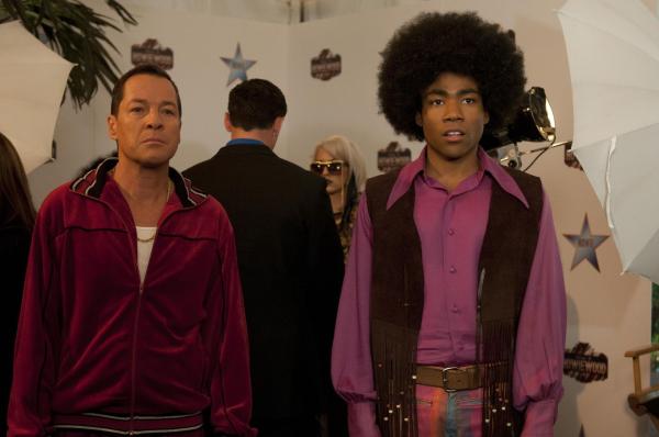 Bild 1 von 12: Vinnie (French Stewart, l.); Troy Barnes (Donald Glover, r.)