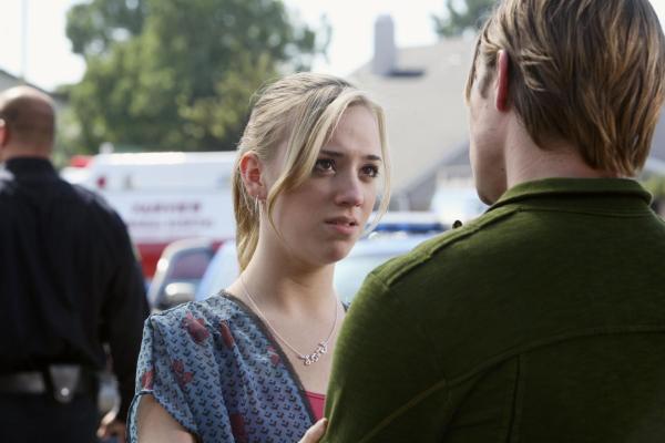 Bild 1 von 37: Haben die Geiselnahme heil überstanden: Julie (Andrea Bowen, l.) und Austin (Josh Henderson, r.) ...
