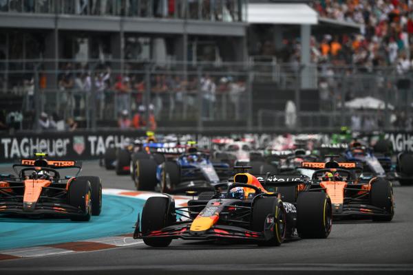 Bild 1 von 7: MIAMI, FLORIDA - MAY 04: Max Verstappen of the Netherlands driving the (1) Oracle Red Bull Racing RB21 leads Lando Norris of Great Britain driving the (4) McLaren MCL39 Mercedes Oscar Piastri of Australia driving the (81) McLaren MCL39 Mercedes and the rest of the field at the start during the F1 Grand Prix of Miami at Miami International Autodrome on May 04, 2025 in Miami, Florida. (Photo by Rudy Carezzevoli/Getty Images) // Getty Images / Red Bull Content Pool // SI202505043325 // Usage for editorial use only //