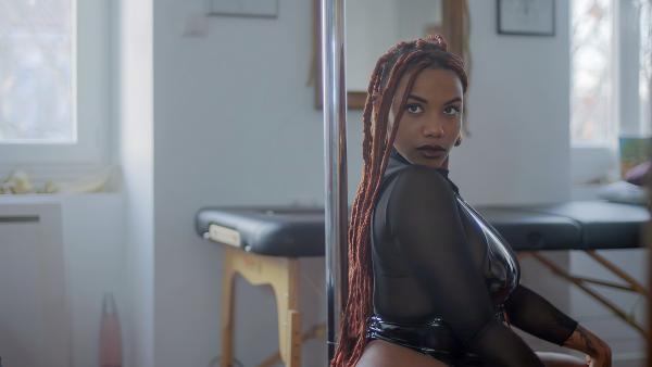 Bild 1 von 12: Neben ihrer Sexarbeit arbeitet Barty als Tätowiererin.